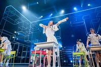 「踊るガリ勉中学生」を歌う私立恵比寿中学。