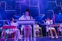 ガリ勉役の風見和香（中央）。