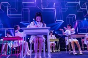ガリ勉役の風見和香(中央)。