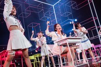 ガリ勉役の風見和香（中央）。