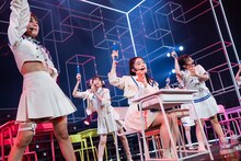 ガリ勉役の風見和香（中央）。