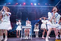 「踊るガリ勉中学生」を歌う私立恵比寿中学。