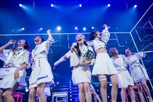 「踊るガリ勉中学生」を歌う私立恵比寿中学。