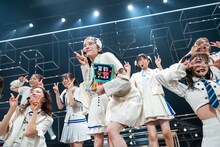 「踊るガリ勉中学生」を歌う私立恵比寿中学。