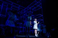 夜の学校に忍び込むえびちゅう高学年メンバー。