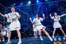 小道具のバッグを置き忘れ、慌ててステージに戻ってきた仲村悠菜（右から2番目）。