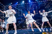 小道具のバッグを置き忘れ、慌ててステージに戻ってきた仲村悠菜(右から2番目)。