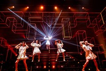 「STAY POP」を歌うえびちゅう低学年メンバー。