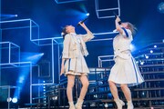 「ゼッテーアナーキー」の最中に謎のダンスを踊る小久保柚乃(左)と小林歌穂(右)。