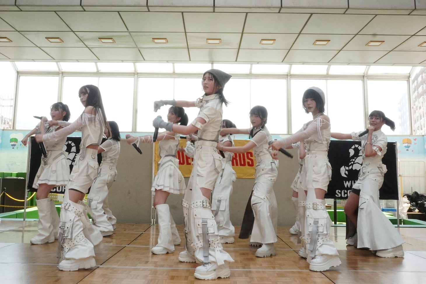 WHITE SCORPION「Caution」リリース記念イベントの様子。
