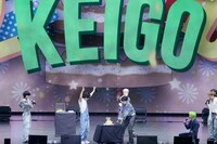 誕生日ケーキに両手を上げて歓喜する佐藤景瑚（中央左）。