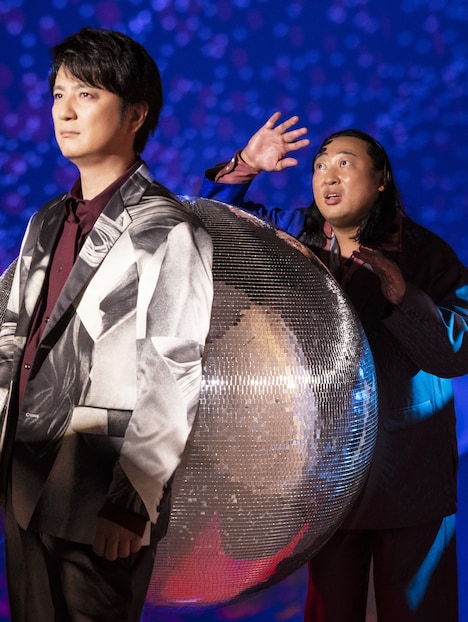 左から遊助、秋山竜次（ロバート）。7月3日にコラボ曲「十五夜 遊 turing 秋山竜次」を配信リリースした。