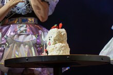 坂井仁香の愛犬・レオを象ったバースデーケーキ。