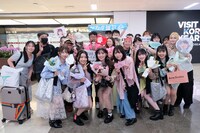 空港で韓国のファンに出迎えられた超ときめき♡宣伝部。