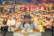 バースデーをサプライズで祝福され笑顔を浮かべる坂井仁香。