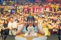 バースデーをサプライズで祝福され笑顔を浮かべる坂井仁香。
