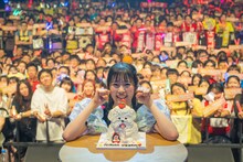 バースデーをサプライズで祝福され笑顔を浮かべる坂井仁香。