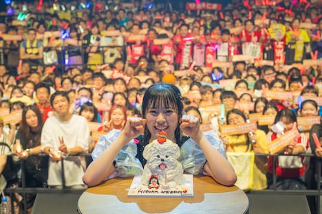 バースデーをサプライズで祝福され笑顔を浮かべる坂井仁香。