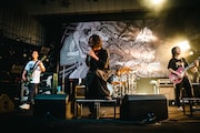 バックドロップは菅波と岡峰が描いたもの。（Photo by RUI HASHIMOTO [SOUND SHOOTER]）