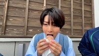 あんドーナツをほおばる柏木悠（超特急）。(c)テレビ東京