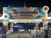 「FUJI ROCK FESTIVAL '24」の会場より、来年の開催日を知らせるゲート。