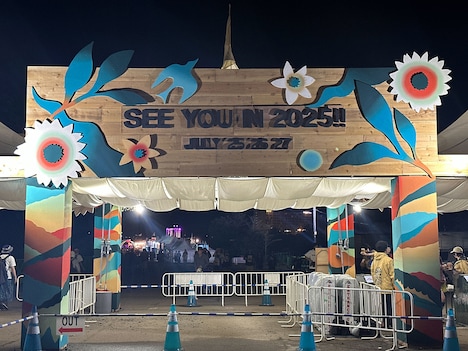 「FUJI ROCK FESTIVAL '24」の会場より、来年の開催日を知らせるゲート。