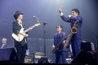 左から斎藤宏介（Vo, G / UNISON SQUARE GARDEN）とGAMO（Tenor Sax）、谷中敦（Baritone Sax / 東京スカパラダイスオーケストラ）。（Photo by Viola Kam［V'z Twinkle］）