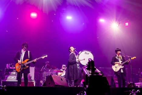 Bucket Banquet Bis（Dr / BIGMAMA）のサポートで「恋する惑星」を奏でるUNISON SQUARE GARDEN。（Photo by Viola Kam［V'z Twinkle］）