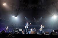 ukicaster（ハンブレッダーズ）と「桜のあと（all quartets lead to the?）」を披露するUNISON SQUARE GARDEN。（Photo by Viola Kam［V'z Twinkle］）
