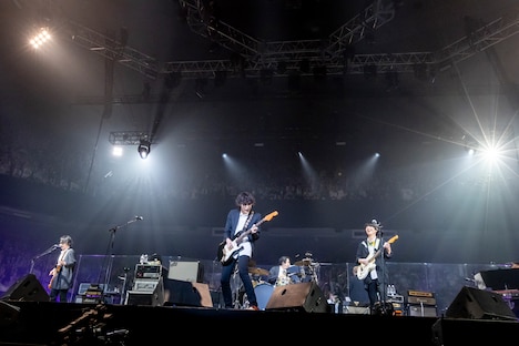 ukicaster（ハンブレッダーズ）と「桜のあと（all quartets lead to the?）」を披露するUNISON SQUARE GARDEN。（Photo by Viola Kam［V'z Twinkle］）
