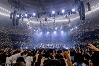 「オーケストラを観にいこう」を披露するUNISON SQUARE GARDENとUSGフィルハーモニック。（Photo by Viola Kam［V'z Twinkle］）
