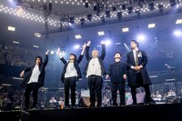 左から田淵智也、斎藤宏介、伊藤翼、成田ハネダ、鈴木貴雄。（Photo by Viola Kam［V'z Twinkle］）