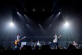 イズミカワソラと「mix juiceのいうとおり」を披露するUNISON SQUARE GARDEN。（Photo by Viola Kam［V'z Twinkle］）