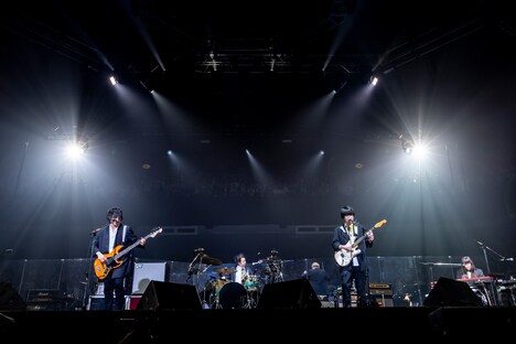 イズミカワソラと「mix juiceのいうとおり」を披露するUNISON SQUARE GARDEN。（Photo by Viola Kam［V'z Twinkle］）