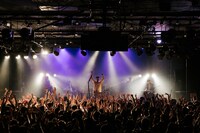 「1st ONEMAN TOUR『渚のランデブー』」最終公演の様子。