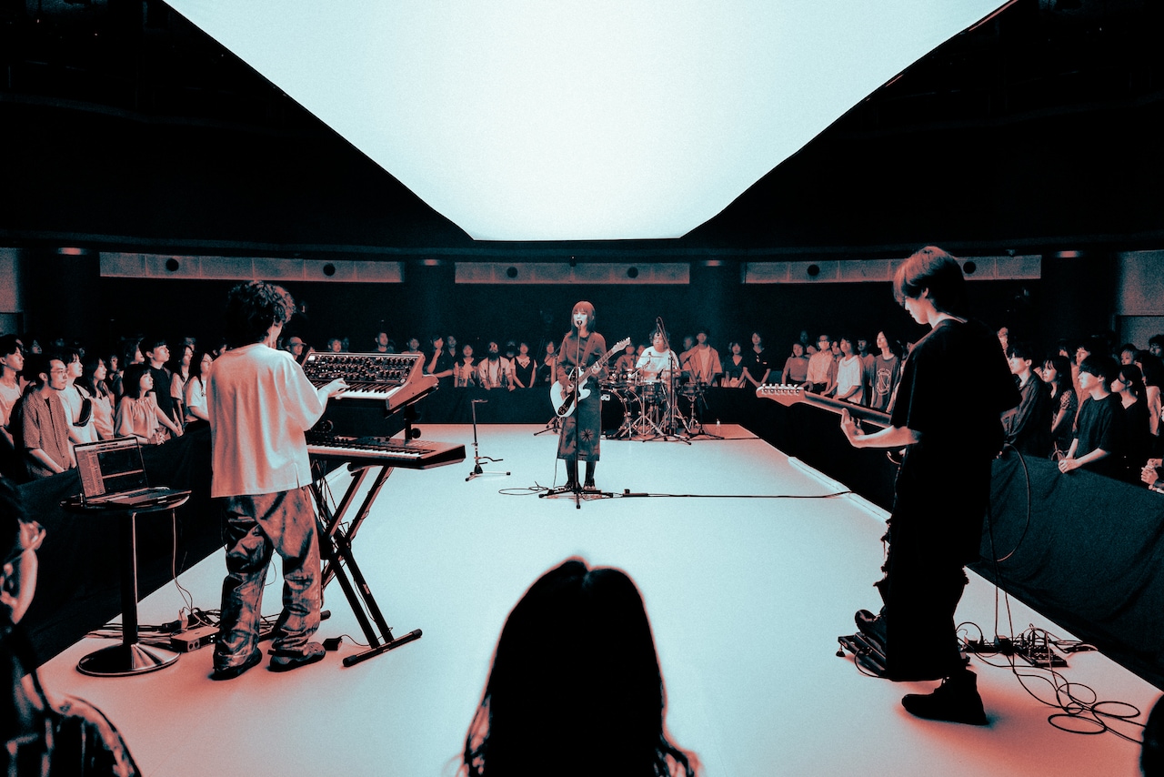 a子、初フリーライブ「Good News Sessions」で1stアルバムの世界を表現