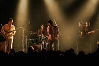 「1st ONEMAN TOUR『渚のランデブー』」最終公演の様子。