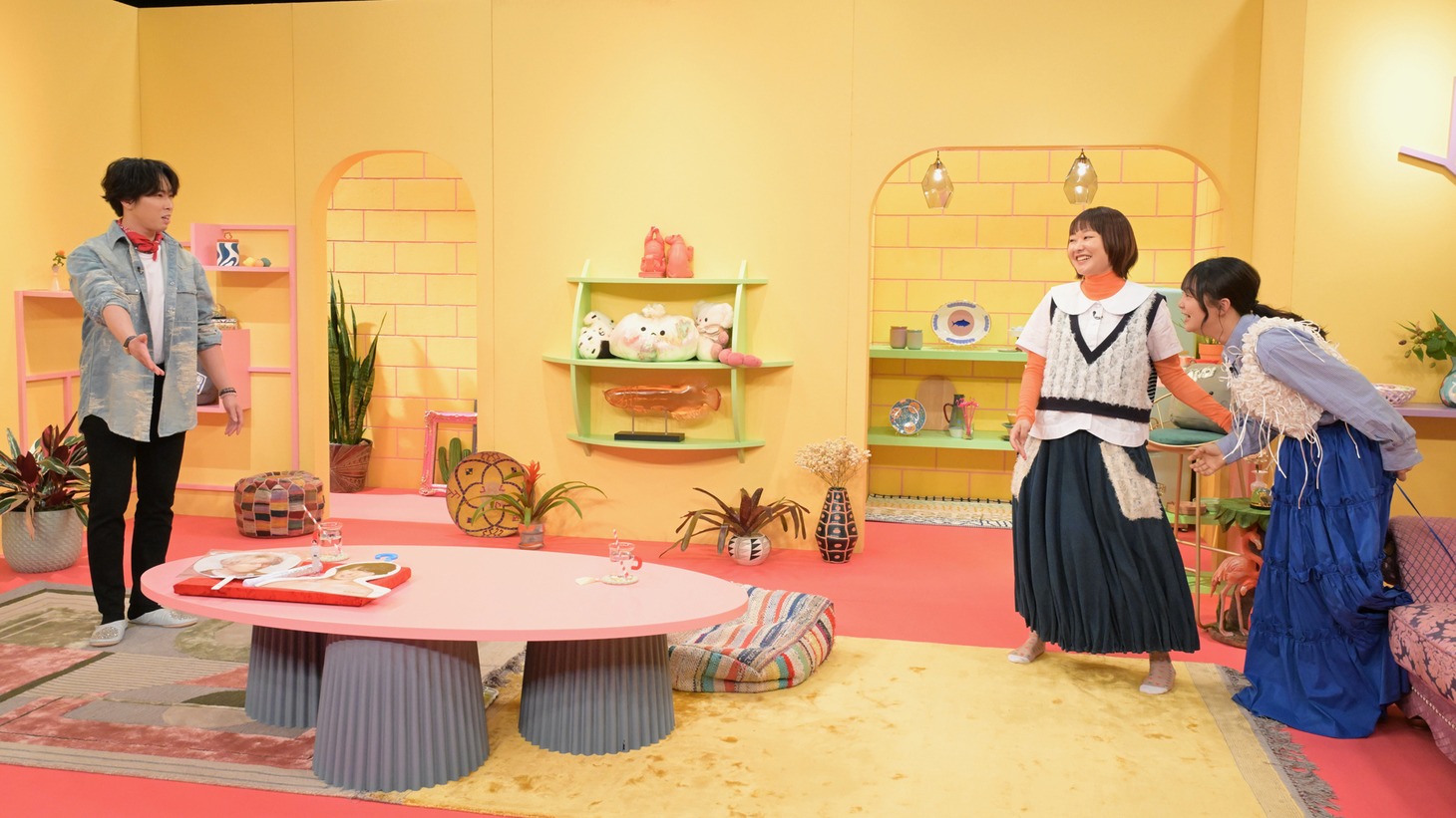 左から宮舘涼太、吉住、イワクラ。(c)テレビ朝日