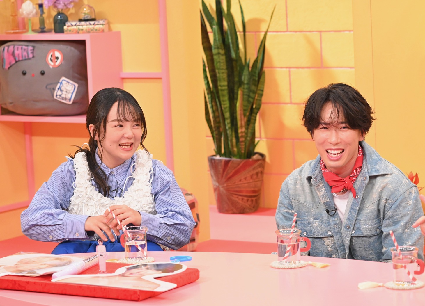左からイワクラ、宮舘涼太。(c)テレビ朝日