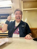 にっこりと笑う吉田豪。
