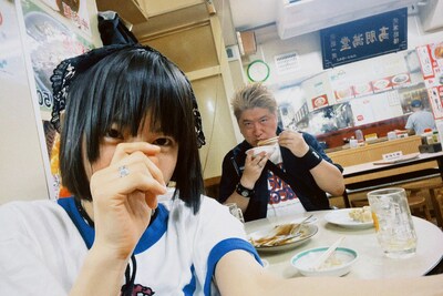 人気画像1位は「後藤まりこが吉田豪と結婚、婚姻届を昨日提出」より、後藤まりこと吉田豪のツーショット写真。（※左右反転）