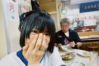 後藤まりこ、吉田豪のツーショット写真。（※左右反転）