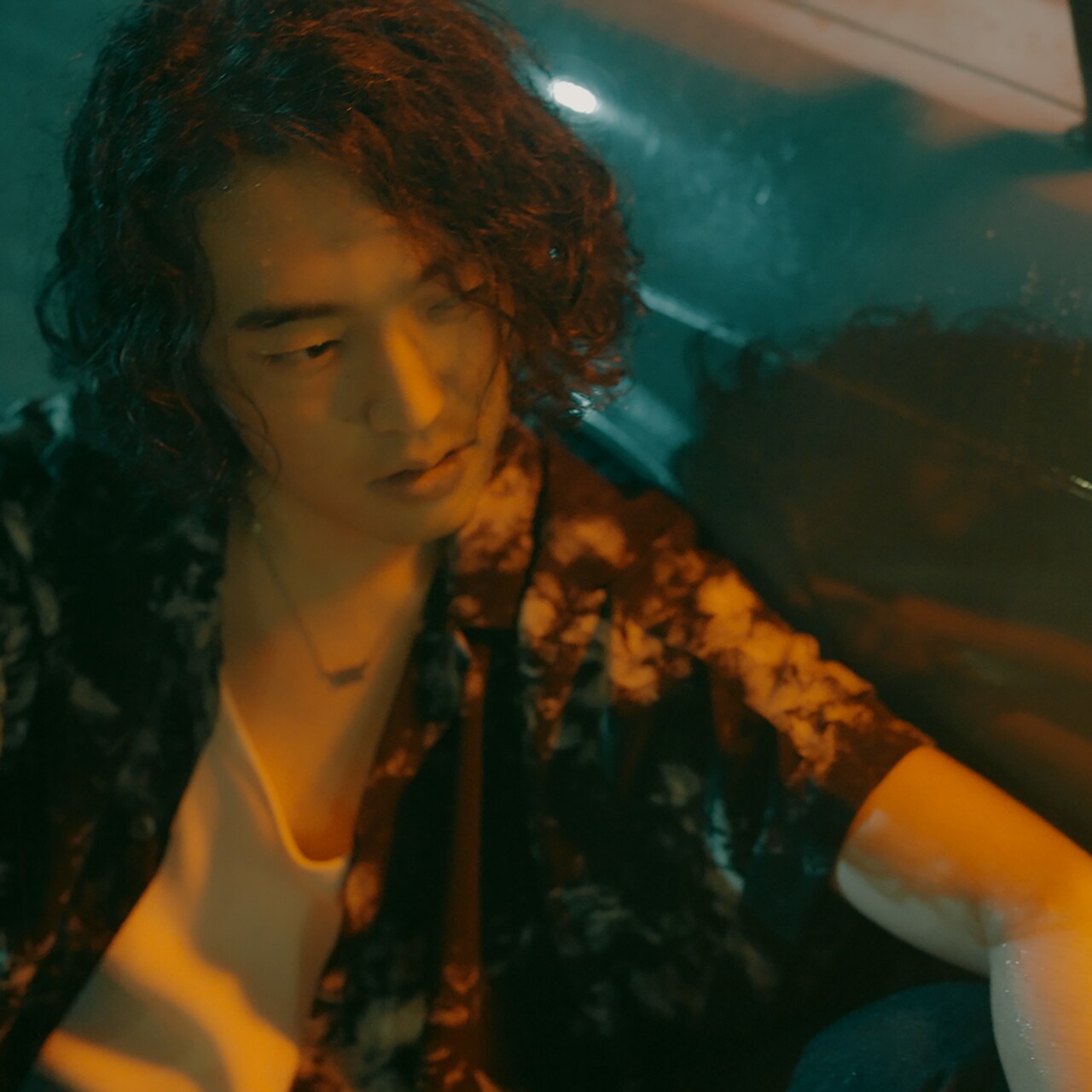 荒谷翔大のメジャーデビューシングル「雨」ジャケ写は台湾撮影、今夜スタジオライブ映像を公開