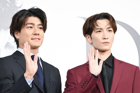 手を振る森本慎太郎（左）、渡辺翔太（右）。