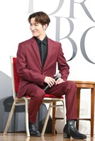 微笑む渡辺翔太。