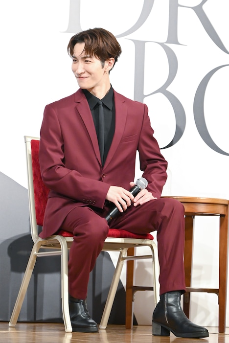 微笑む渡辺翔太。