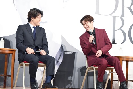 笑い合う森本慎太郎（左）、渡辺翔太（右）。