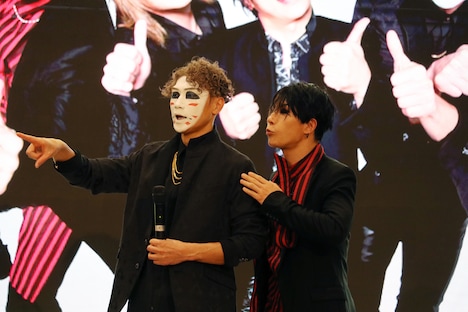 左から樽美酒研二（Dr）、歌広場淳（B）。