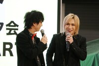 左から喜矢武豊（G）、鬼龍院翔（Vo）。