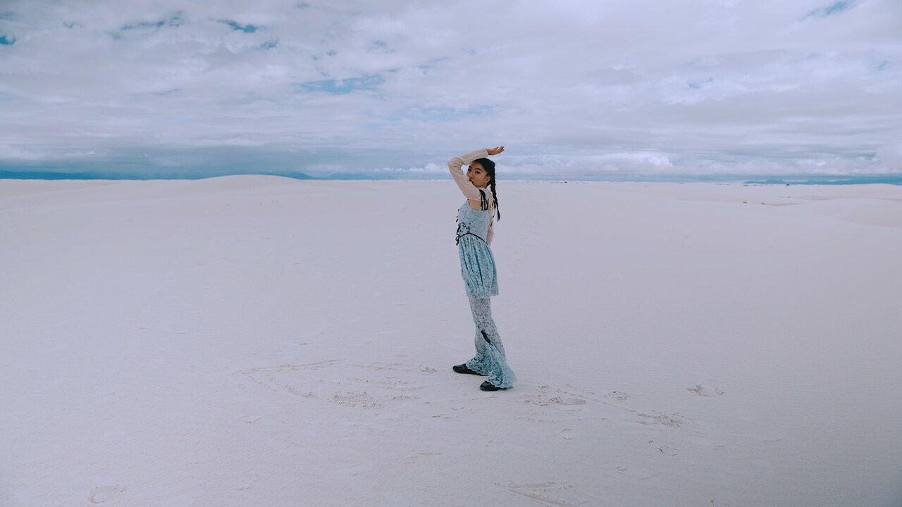 春ねむり、真っ白な砂漠で歌う